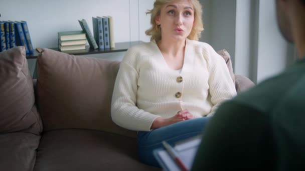 Jovem paciente feminina conversando com o médico no consultório — Vídeo de Stock