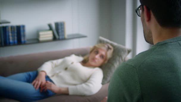 Ung patient på soffan talar om hennes problem på terapi — Stockvideo