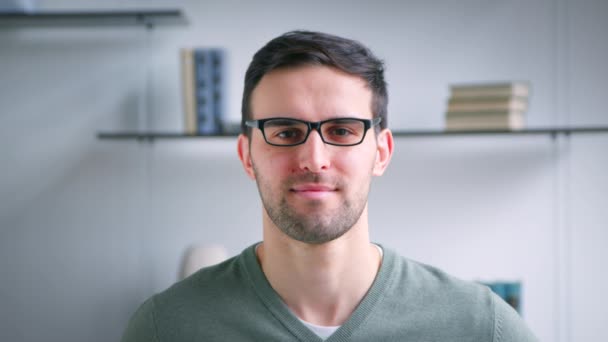 Sorrindo atraente homem adulto com óculos olhando para a câmera, câmera lenta — Vídeo de Stock