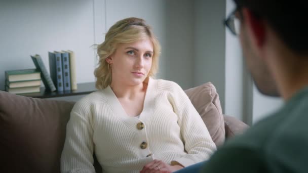 Νεαρή γυναίκα μιλάει για το πρόβλημά της σε ψυχίατρο. — Αρχείο Βίντεο