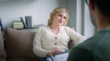 Genç bir kadın bir psikoloğa güzel anılarını anlatıyor. Bir profesyonel psikolojik terapi uygular.