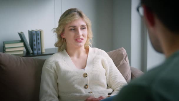 Uma jovem conta a um psicólogo sobre seus problemas — Vídeo de Stock