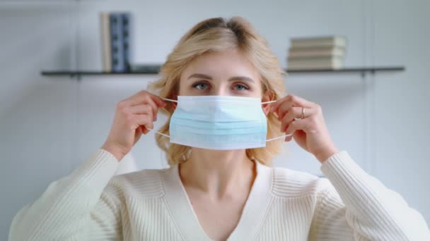 Wanita muda mengenakan masker wajah terhadap polusi udara dan covid19 coronavirus — Stok Video