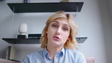 Ofisteki video bağlantısıyla gülen koç dizüstü bilgisayarda konuşuyor. Genç motive edici kadın kamerayla konuşuyor, yavaş çekim.