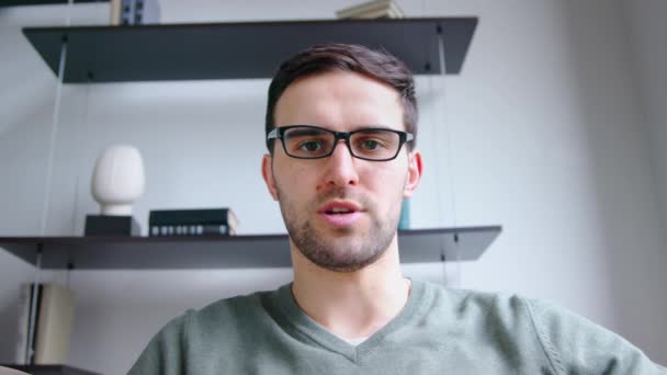Νεαρός ψυχολόγος που εξετάζει το φορητό υπολογιστή μέσω video link στο γραφείο. Νεαρός που μιλάει σε βιντεοκλήση κάμερας — Αρχείο Βίντεο