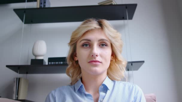 Młoda kobieta słuchająca wideo komunikacji z kolegą z biura. Młoda kobieta patrząc na laptopa w biurze, zwolnione tempo — Wideo stockowe