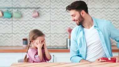 Genç, bekar bir baba küçük kızına hediye veriyor. Baba kızına doğum günü hediyesi veriyor..