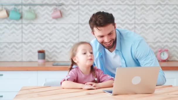 Souriant papa et petite fille parler sur une conférence en ligne avec maman à l'aide d'un ordinateur portable. — Video