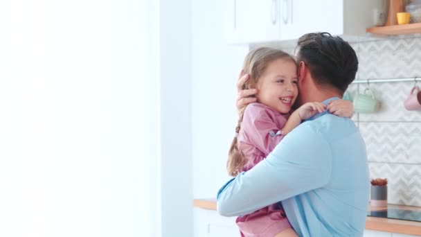 Obejmout mladého otce a malou dceru. Šťastná rodina doma — Stock video