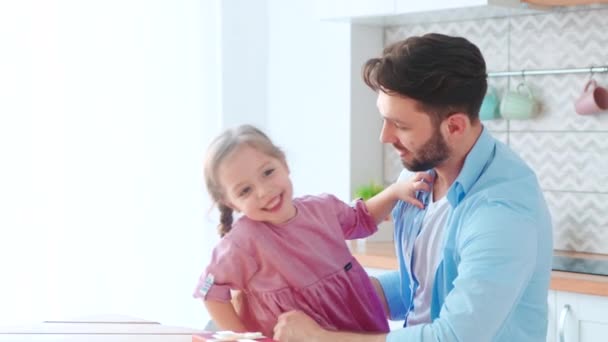 Papà e figlia passano del tempo insieme. Abbracciare giovane padre e figlioletta — Video Stock