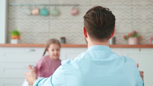 Aranyos kislány ölelgeti apát a nappaliban. Boldogság — Stock videók