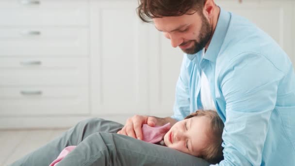 Een slapend dochtertje in haar vaders armen. Zachte liefde voor vader en dochter — Stockvideo