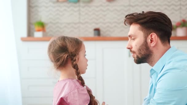 Pratar far och dotter i köket. Familjehelg — Stockvideo