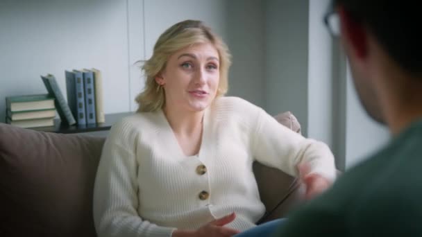 Expressiv kvinna på soffan som går i terapi med en psykolog. Ung aktiv patient hos psykoterapeut — Stockvideo