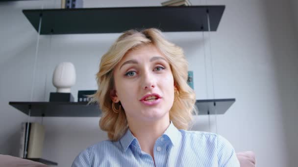 Leende tjej pratar på laptop via videolänk på kontoret. ung kvinna pratar på webcam videosamtal, slow motion — Stockvideo