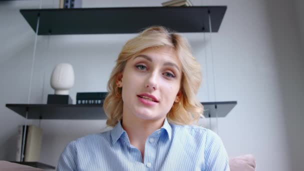 Donna felice che parla al computer portatile tramite collegamento video in ufficio. Ragazza che parla in webcam videochiamata, rallentatore — Video Stock