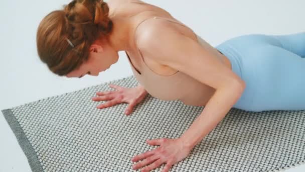 Chica atractiva haciendo ejercicio estático. Primer plano de mujer joven con tapete de ejercicio para entrenamiento de yoga. — Vídeos de Stock