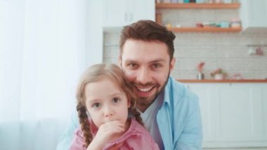 Genç bir aile mikrofon ve webcam kullanarak konuşuyor. Annemle bir dizüstü bilgisayar kullanarak konferans.