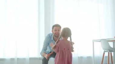 Mutlu aile birlikte vakit geçiriyor. Baba ve kızını eve götürmek.