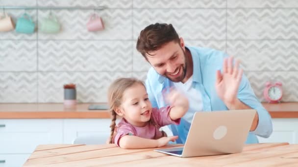 Молодая семья с ребенком разговаривает с помощью микрофона и веб-камеры — стоковое видео