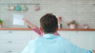 Oturma odasında babacığına sarılan tatlı küçük kız. Mutlu aile