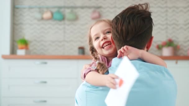 Jonge familie op vaderdag vakantie thuis — Stockvideo