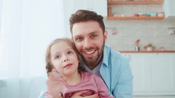 Sonriendo papá y la hija hablando con un micrófono y webcam. Joven familia hablando en una conferencia en línea — Vídeos de Stock