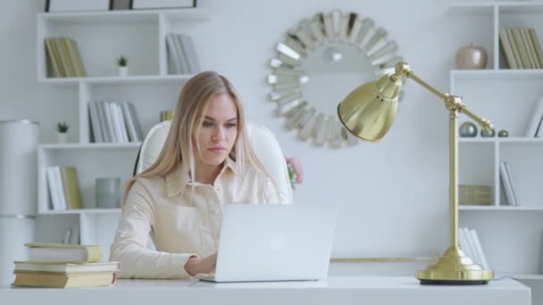 Trabalhando mulher atraente em casa. Pensando jovem mulher com laptop — Vídeo de Stock