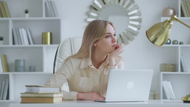 Jovem perturbada no trabalho no escritório — Vídeo de Stock