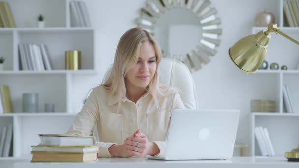 Souriant jeune fille communiquant par vidéo en direct, microphone et webcam — Video