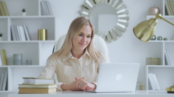 Mujer haciendo chat de vídeo para la comunicación a distancia — Vídeos de Stock