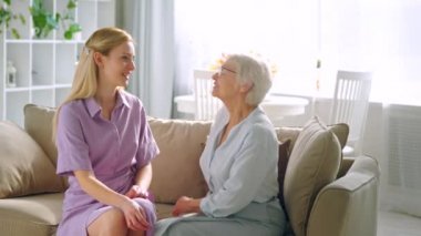 Yaşlı anne genç kızına bir hediye veriyor. Mutlu yıllar.