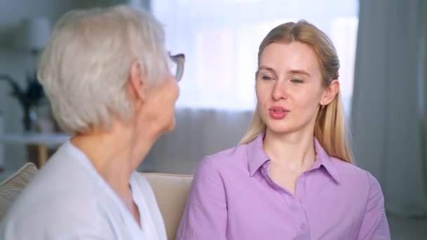 Jeune fille et femme âgée étreignant et regardant la caméra — Video