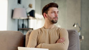 Genç adam işte otururken aklına bir fikir geldi.