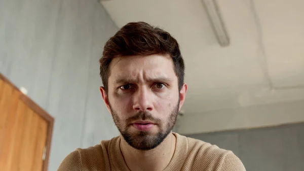 Angry emotional man looking at the camera — Stock Photo, Image