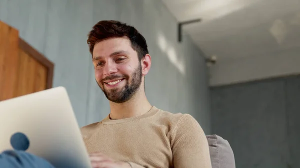 アパートにノートパソコンを持つ幸せな男 — ストック写真