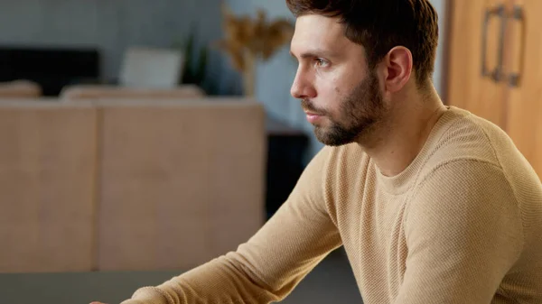 Ragazzo serio che pensa ai tuoi affari — Foto Stock