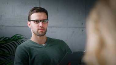 Ofiste profesyonel bir psikoterapistin resepsiyonundaki genç hasta.