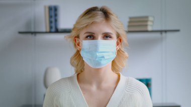 Hava kirliliğine karşı maskeli genç bir kadın ve kovid 19 Coronavirus