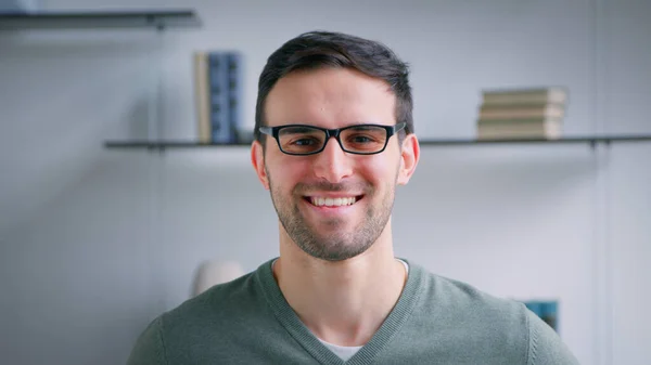 Zâmbind bărbat adult atractiv cu ochelari uitându-se la cameră — Fotografie, imagine de stoc