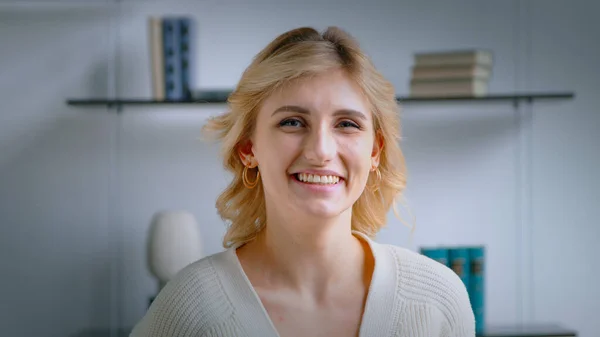 Young adult woman with a blong hair looking at camera, view portrait — Stock Photo, Image