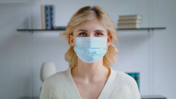 Young woman with a face mask against air pollution and covid19 coronavirus — Stock Photo, Image