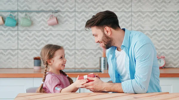 Glad man får en födelsedagspresent från flickan. Grattis på födelsedagen — Stockfoto