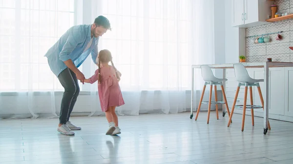 Dançando jovem pai e pequena menina bonito — Fotografia de Stock