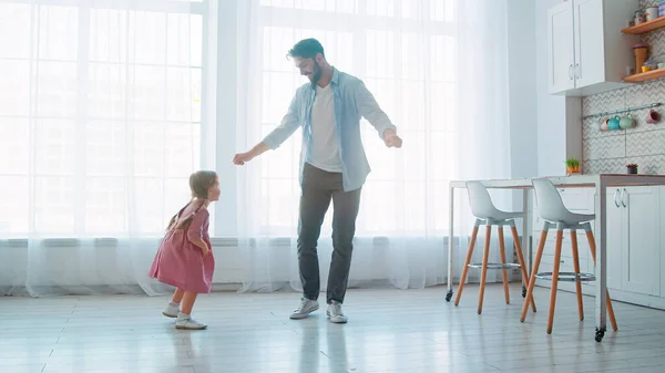 Papa et fille passent du temps ensemble à la maison — Photo