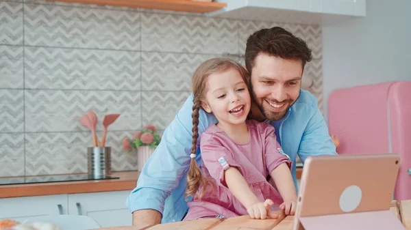 Gülümseyen baba ve kız dizüstü bilgisayarda çizgi film izliyorlar. — Stok fotoğraf
