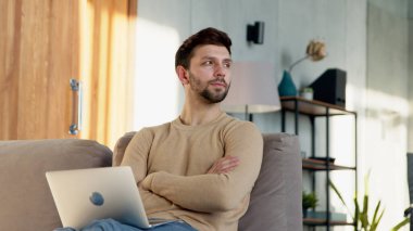 Uzaktan kumandalı genç düşünen erkek.