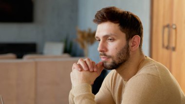 Yakından bakmayı düşünen yakışıklı bir adam.