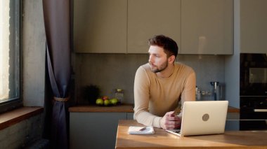 Ev işleriyle ilgili fikirleri olan genç bir adamın portresi.