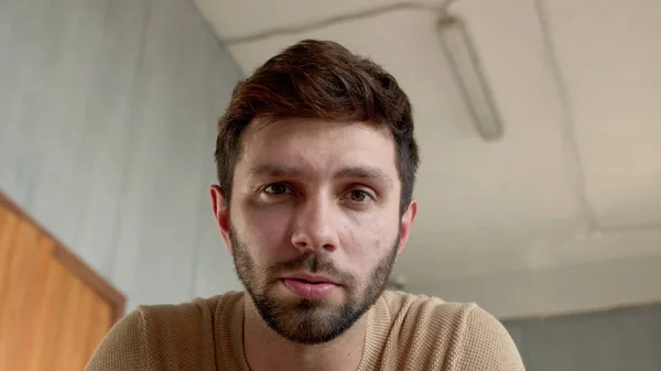 Hombre joven mirando a la computadora portátil por enlace de vídeo primer plano — Foto de Stock